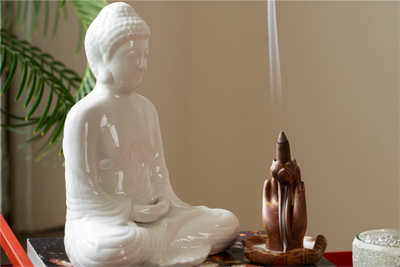 FLOWING FRAGRANCE. LASTING PEACE.
